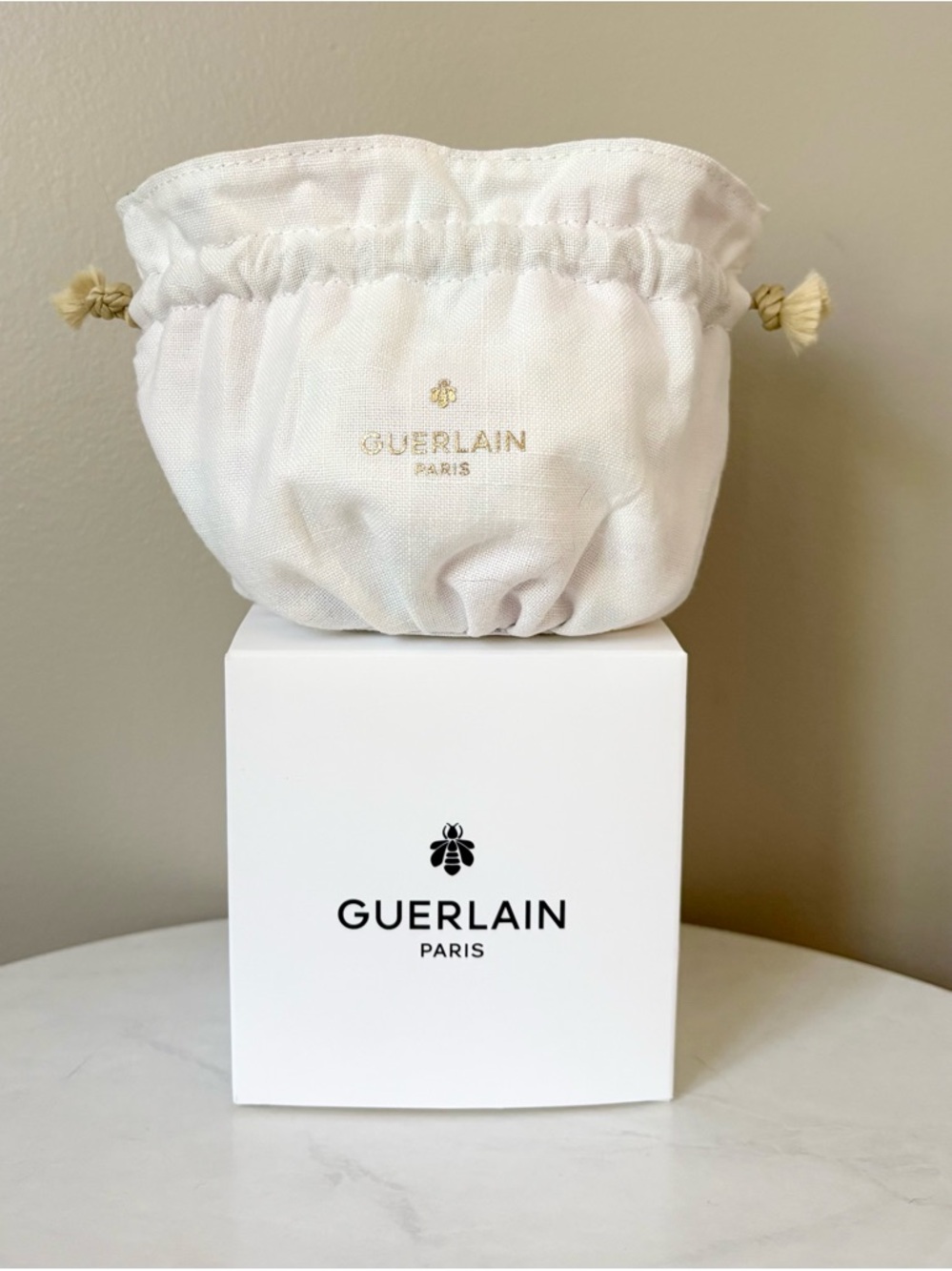 GUERLAIN París White Drawstring Pouch with Gold Logo and Braided Rope - Picture 5 of 7